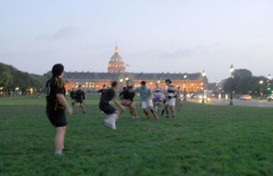 Sul prato degli Invalides... (foto Samuel Cogliati)