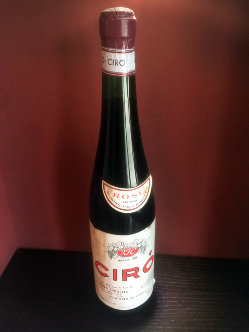 Una vecchia bottiglia di Cirò rosato / rosé di Ippolito – fotografia © Giorgio Fogliani